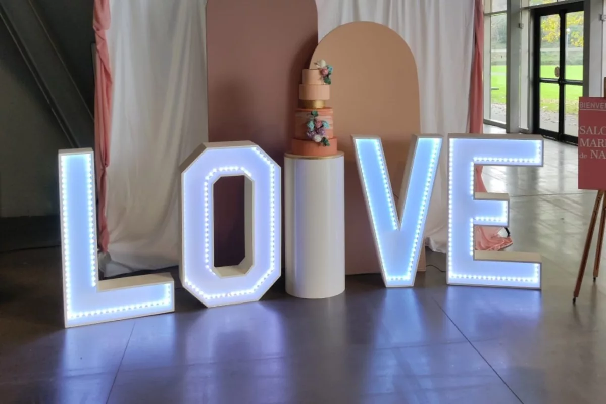 Lettre géante lumineuse V