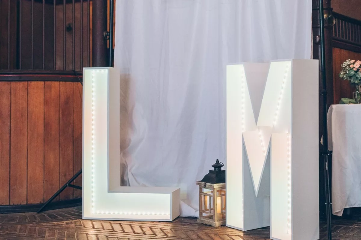 Lettre géante lumineuse L
