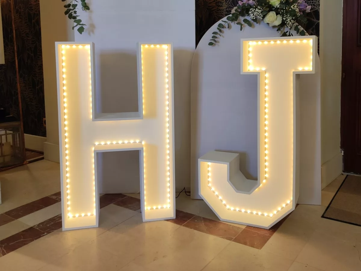 Lettre géante lumineuse J