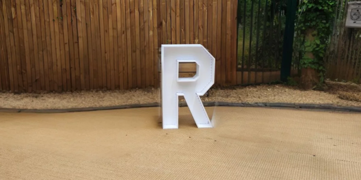 Lettre géante lumineuse R