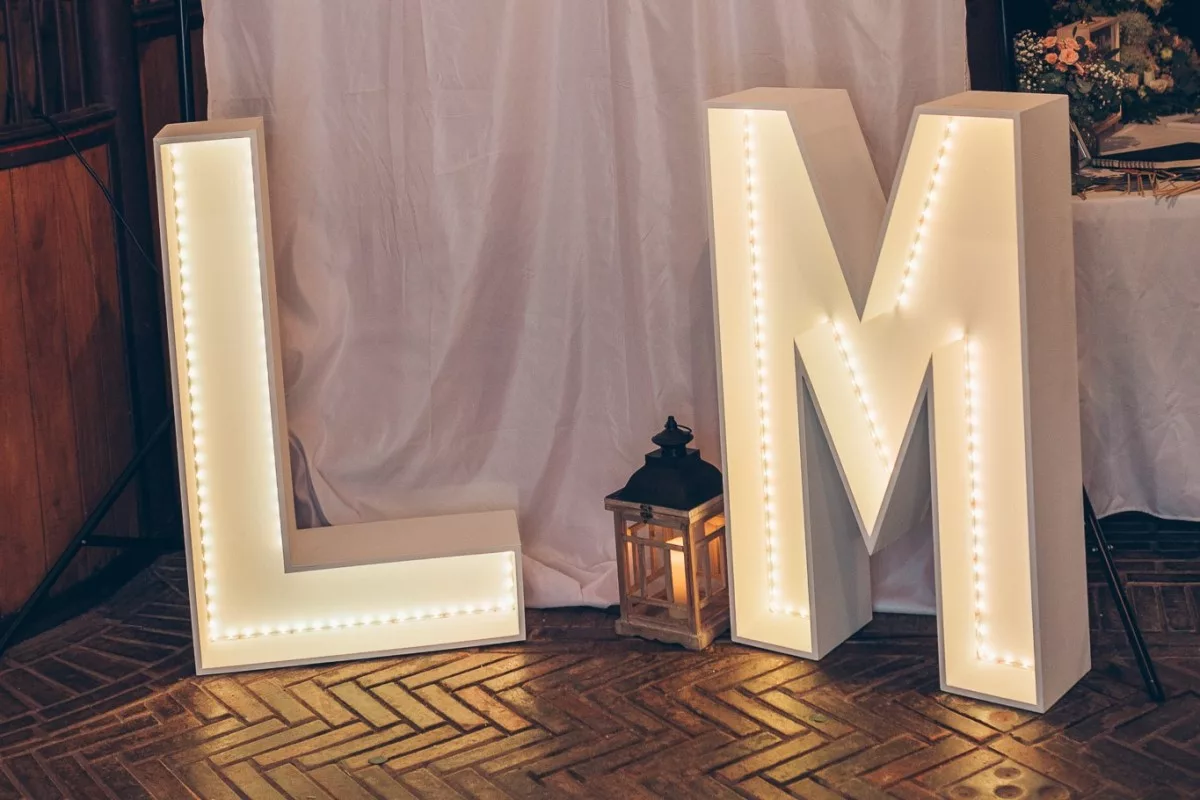 Lettre géante lumineuse L