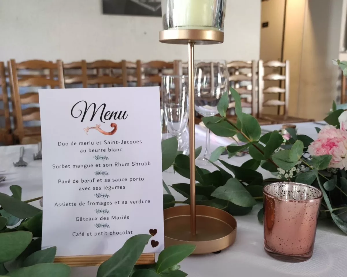 Photophore en verre métallisé rose gold sur table avec fleurs