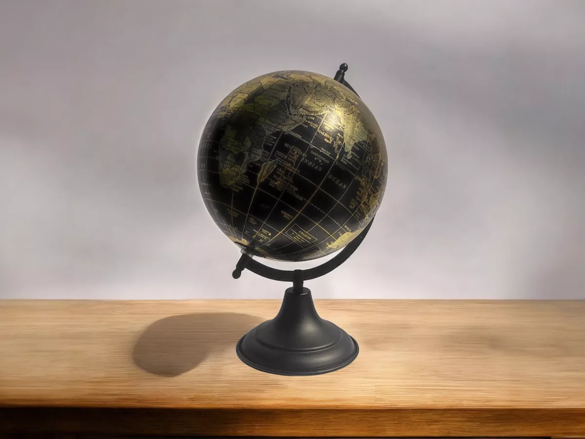Globe terrestre noir et doré