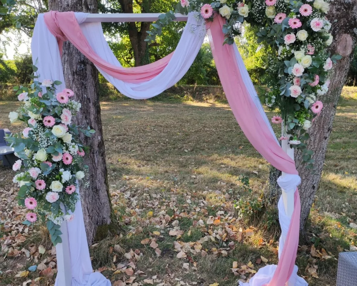 Arche carrée classique avec voilages blanc et rose et compositions florales