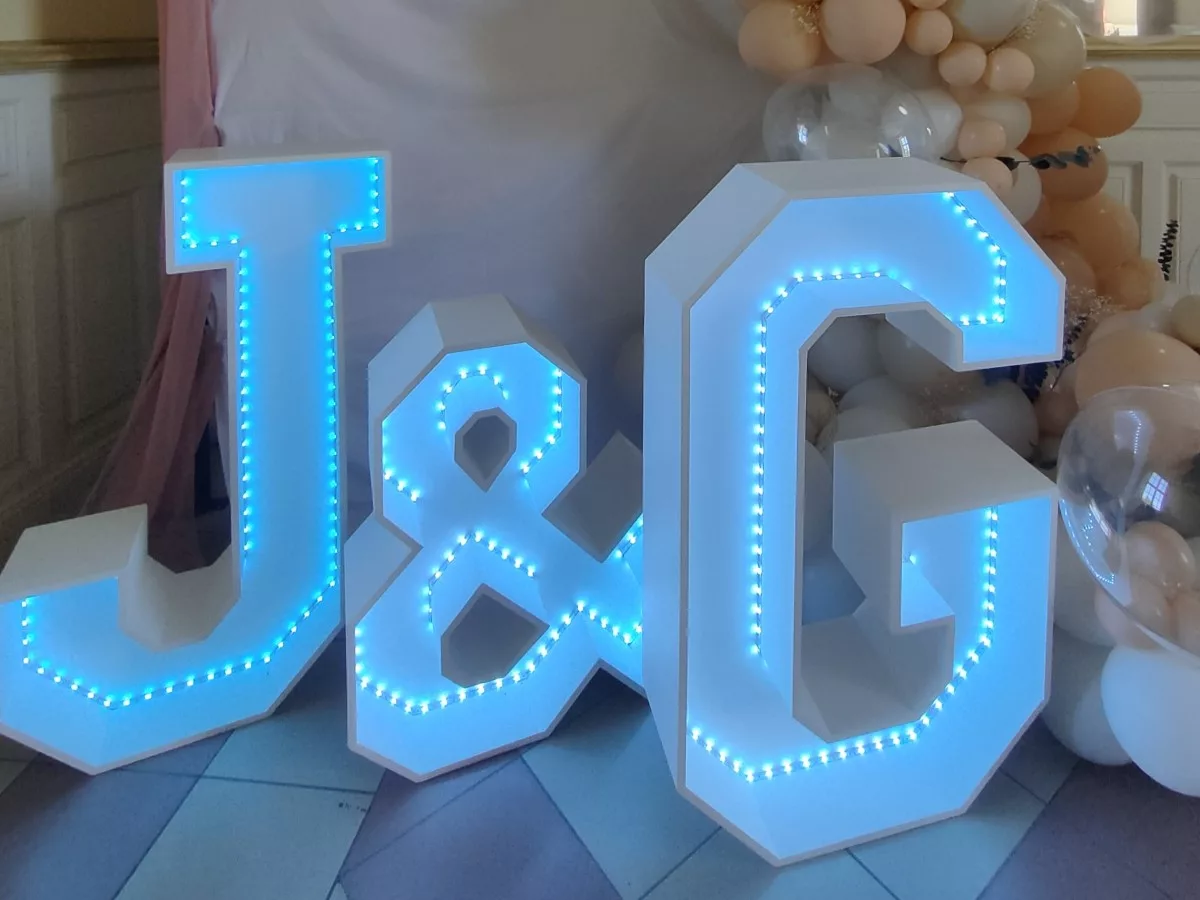 Lettre géante lumineuse G