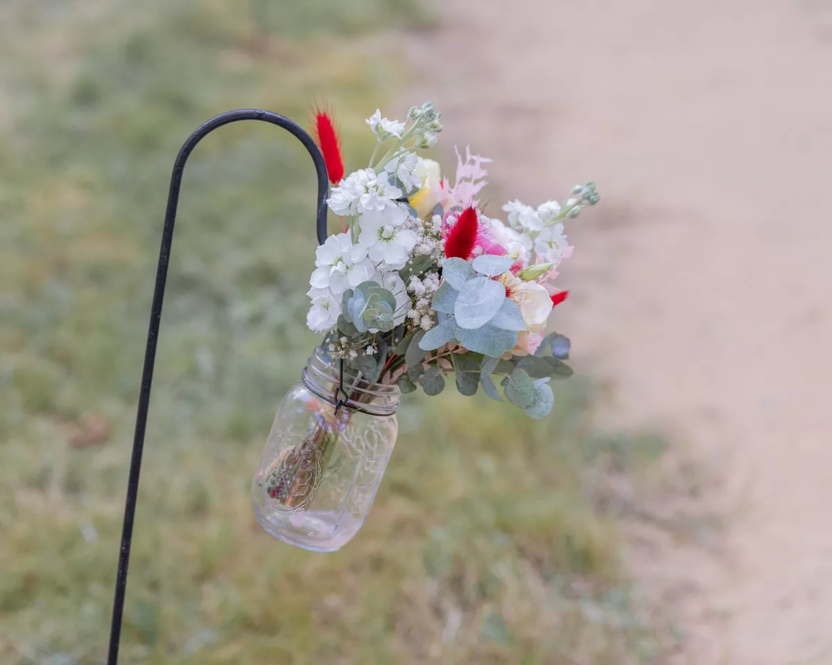 Piquet de cérémonie avec bouquet de fleurs