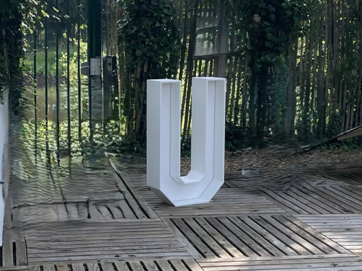 Lettre géante lumineuse U