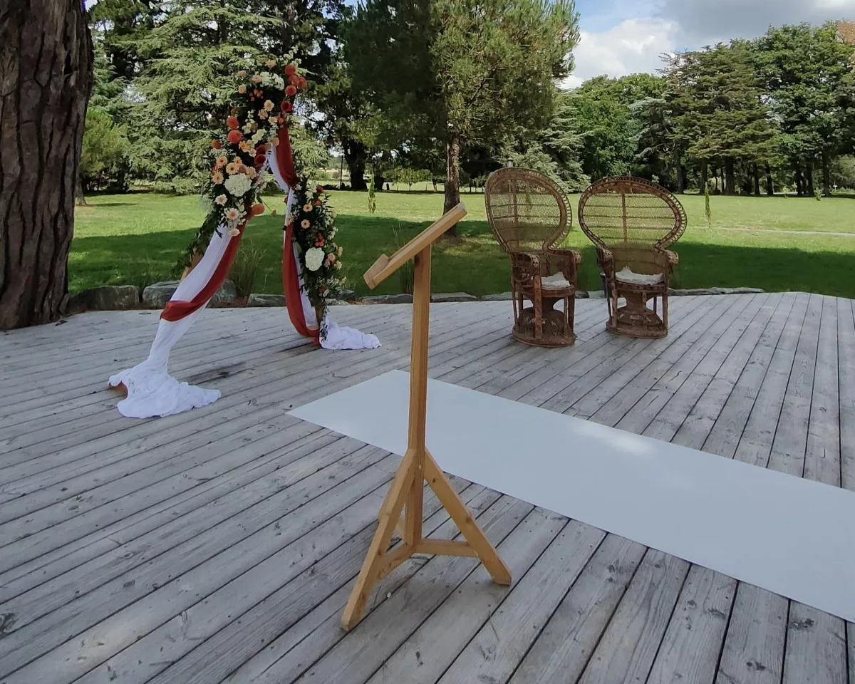 Pupitre en bois pour cérémonie