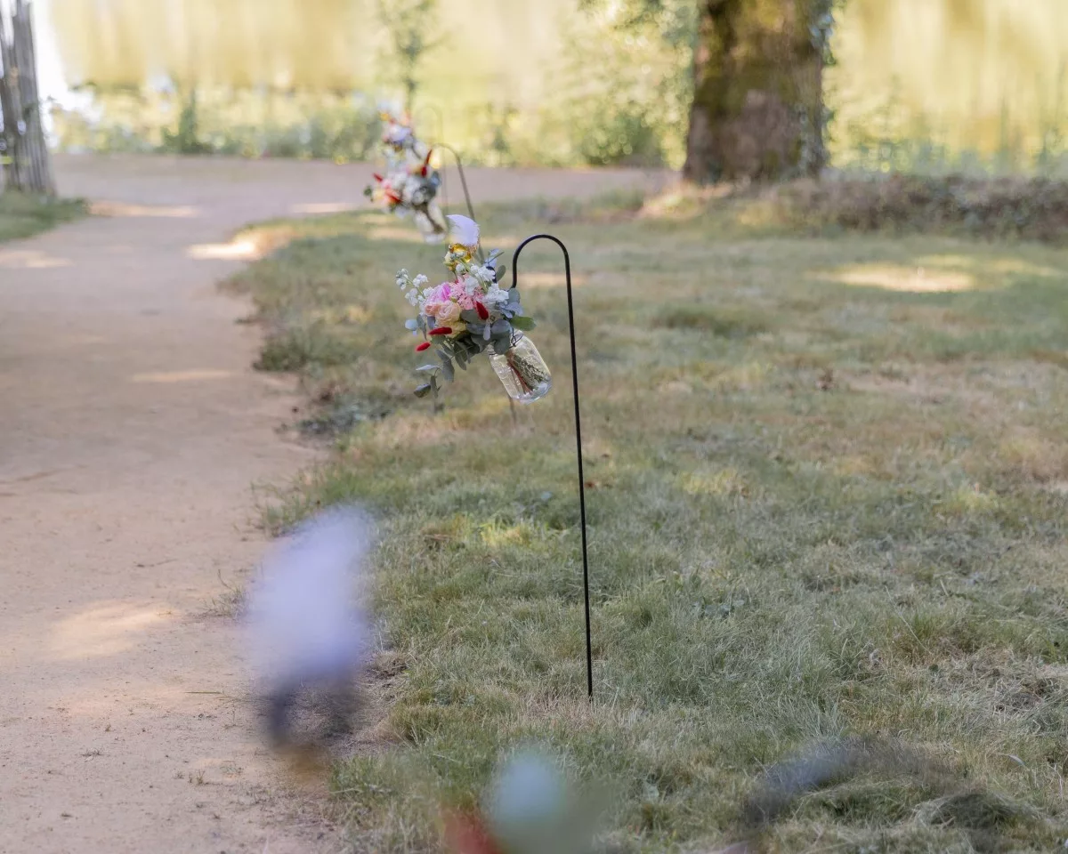 Piquet de cérémonie avec bouquet de fleurs