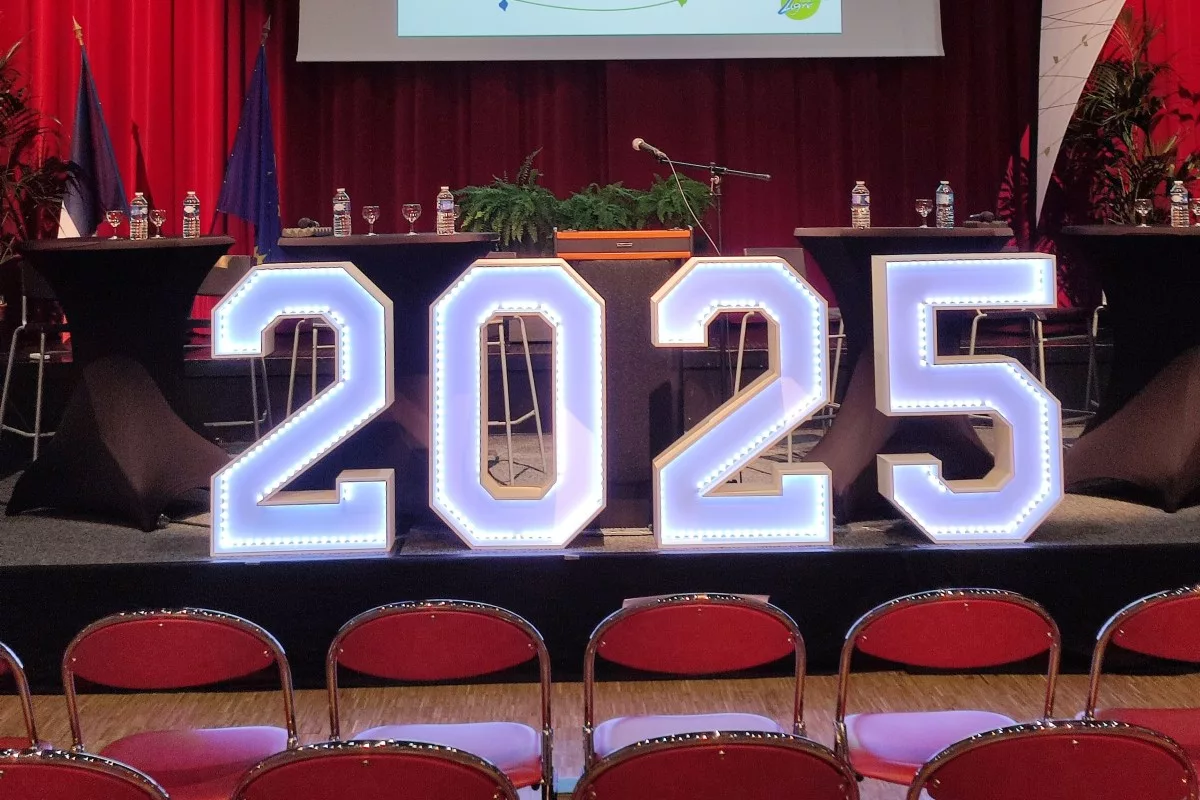 Chiffre géant lumineux 2 0 2 5