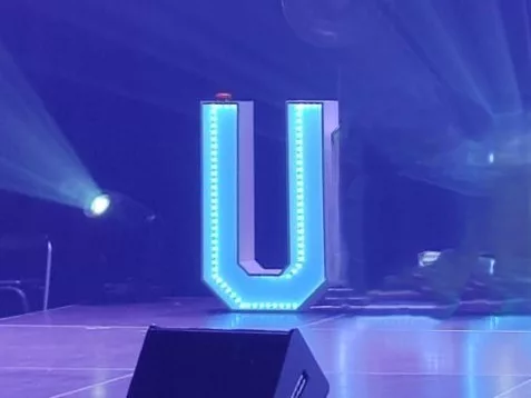 Lettre géante lumineuse U