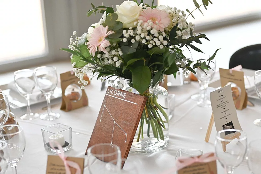 Vase terrarium en centre de table avec fleurs fraîches
