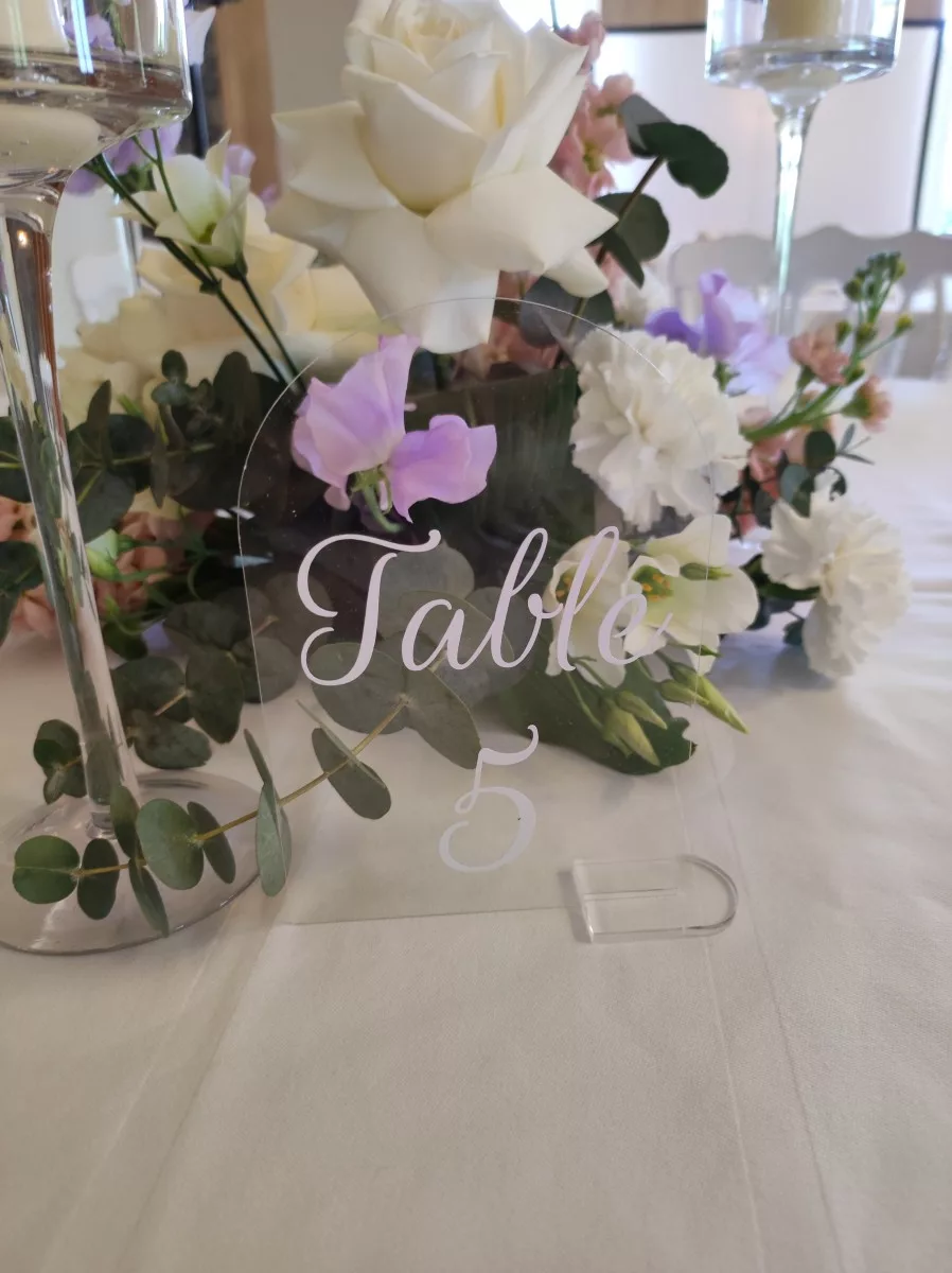 Numéro de table blanc sur plexiglas transparent