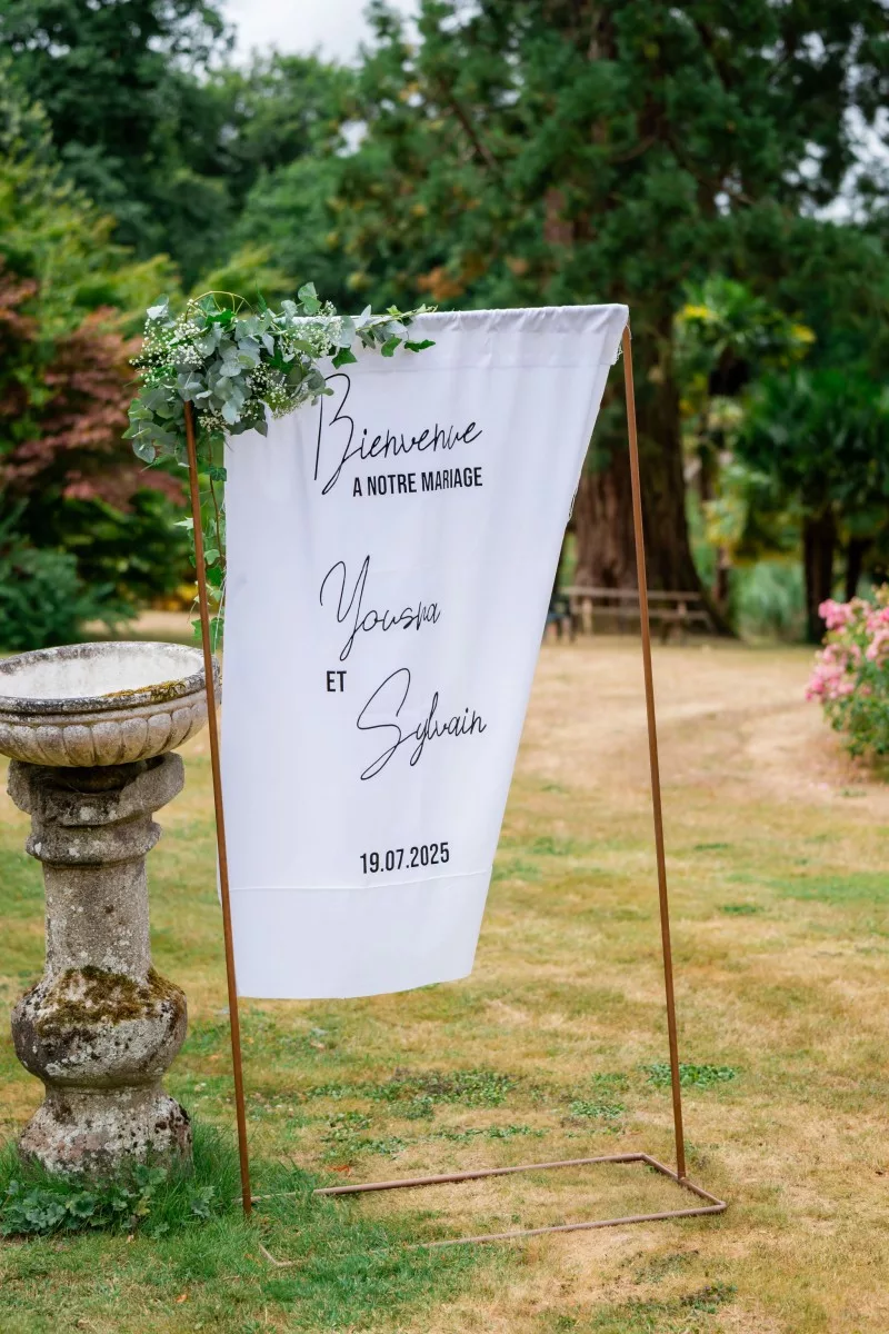 Arche cuivre avec panneau de bienvenue sur tissus