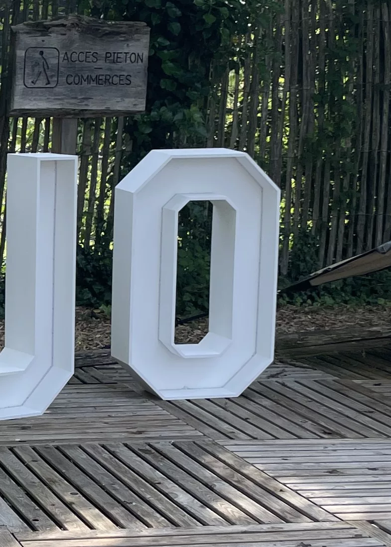 Lettre géante lumineuse O